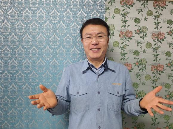 Entrepreneurial Small Business Owners Encountered: Jinkyu Kim, CEO of Kimstech Expresses Desire for Real Silk Wallpaper to be Accessible to All, Not Just Conglomerates.