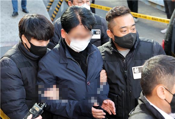 경찰, ‘이재명 습격’ 피의자 신상 비공개 결정