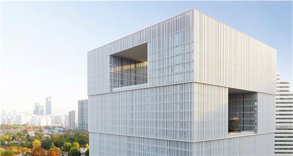 [IB토마토]아모레퍼시픽, 현금 감소 지속...투자 및 배당 부담 - 뉴스 썸네일 이미지