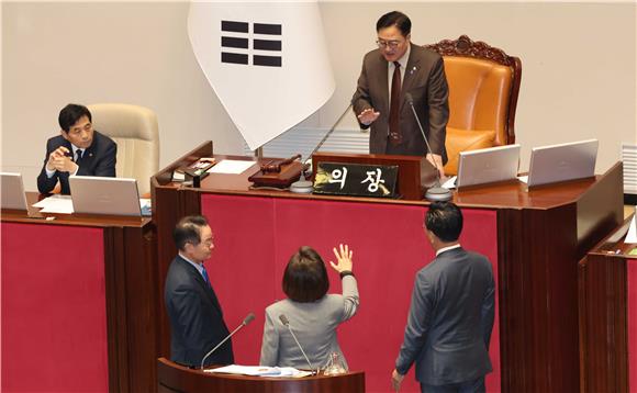 국회 본회의장 우원식 의장과 국민의힘 항의