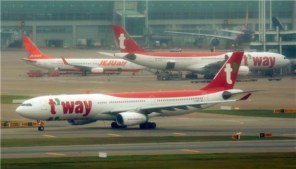대명소노 티웨이 품고 항공업 본격 진출...LCC 지각변동 - 뉴스 썸네일 이미지