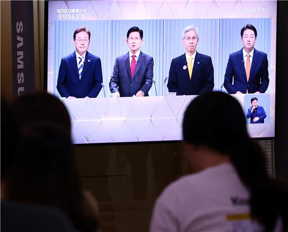 (대선토론)'<b>네거티브</b>' <b>난타전</b>…이재명 "내란 세력" <b>김문수</b> "검사 사칭"(...