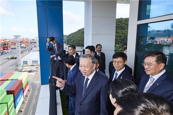 김남정 동원그룹 회장, 베트남 최고지도자와 협력 논의