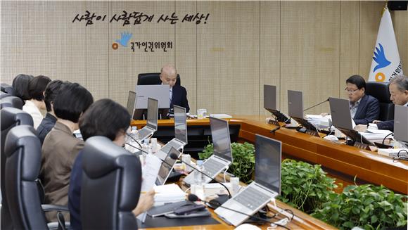 "안건 상정 지연·표결 요구 무시"…시민사회, <b>안창호 공익감사 청구</b>
