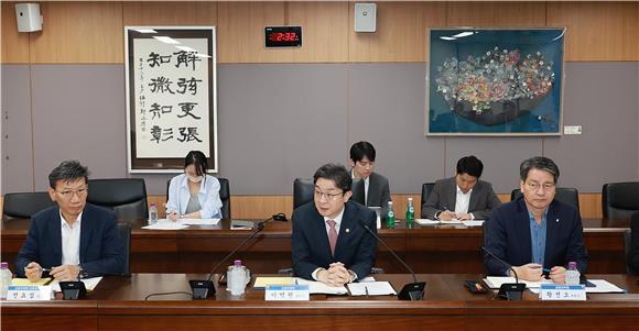 이억원 "작은 변동성에도 경각심"...시장 안정·투자자 보호 주문 - 뉴스 썸네일 이미지