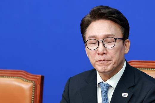김민석, 가수 무대 도중 인사..."가수·관객께 죄송" - 뉴스 썸네일 이미지