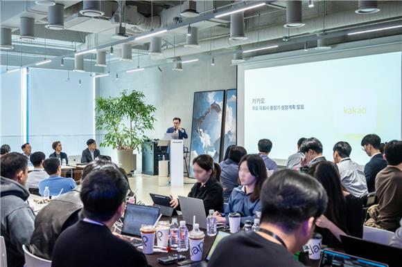카카오엔터, 스토리 플랫폼 통합...콘텐츠 부진에 사업 재편 - 뉴스 썸네일 이미지