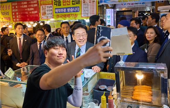 이 대통령, '정치적 고향' 계양 방문…상인들과 민생 소통