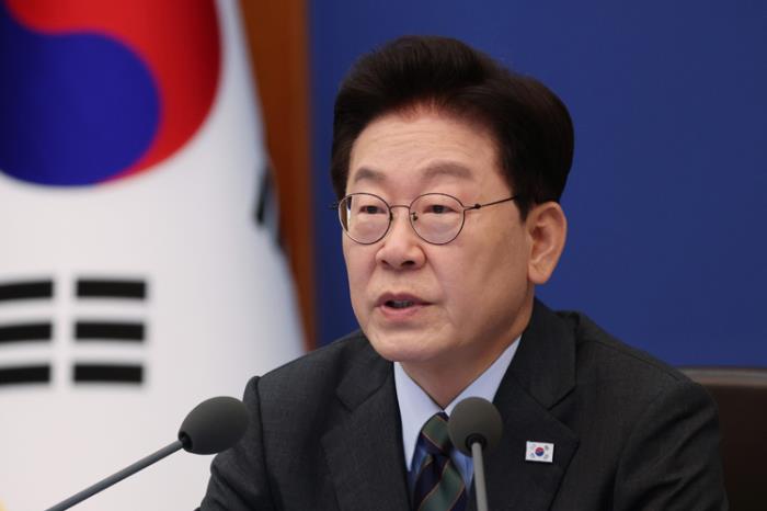 이 대통령, 수사기관장 국무회의 참석 논란에 "위헌적 억지"