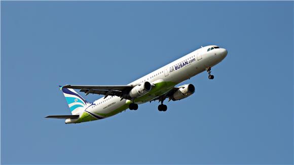 김해공항 국제선 1000만명 돌파…에어부산 텃밭 노리는 LCC