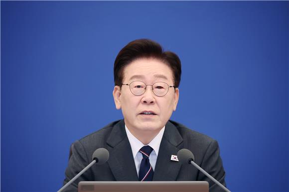 이 대통령 "<b>국정감사</b> 지적 적극 수용…가짜뉴스는 지양해주길"