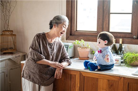 {헬스&사이언스)AI 반려로봇 '효돌', 우울증 35% 낮췄다 - 뉴스 썸네일 이미지