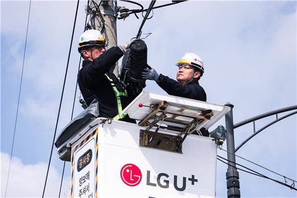 버킷 타고 5m 오른 홍범식 LGU+ CEO…