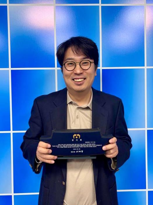 이 대통령, 차지호 의원에 감사패…'AI 기본사회' 공로 인정