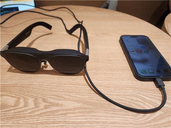 3D 기능 탑재한 AR글래스 '엑스리얼 1S'...호환성은 아쉬움 - 뉴스 썸네일 이미지