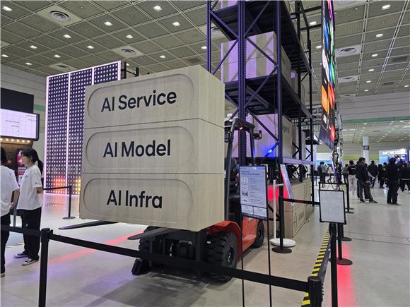 AI 전면에…통신3사, '월드IT쇼' 주도권 경쟁