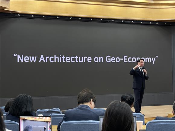 최태원 “상품이 아니라 지능을 수출해야…AI 인프라 시급”