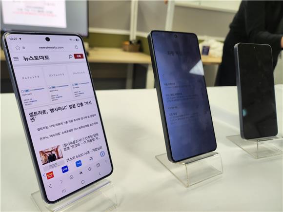 플래그십 홀로 '대세'...고급화에 K디스플레이 '쾌청' - 뉴스 썸네일 이미지