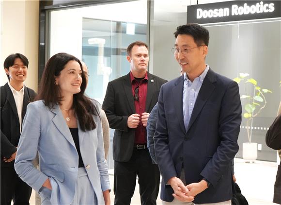 엔비디아 젠슨 황 장녀, 두산로보틱스 방문…’피지컬 AI’ 협력