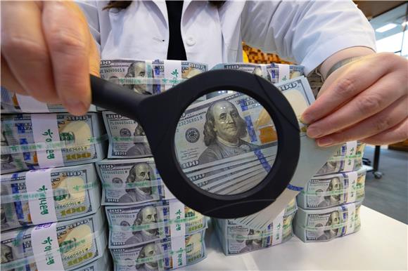 뉴스토마토 - 1분기에만 100원 뛴 원·달러 환율…금융지주 '밸류업 잔치' 찬물