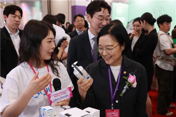 한성숙 장관 "K-뷰티 돌풍 중심엔 중기...포장재 규제 문제 해결할 것" - 뉴스 썸네일 이미지