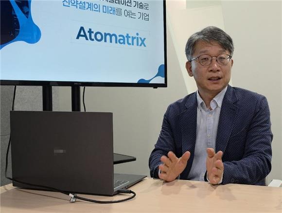 "AI로 신약후보물질 발굴, 기존 대비 비용 절반에 성공률 높아" - 뉴스 썸네일 이미지