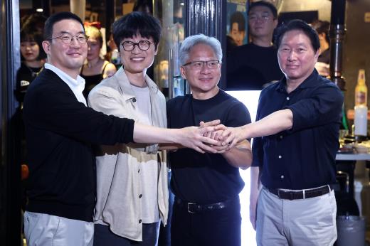 ‘반도체 깐부’ 넘어 ‘AI 형님’으로…젠슨 황의 광폭행보