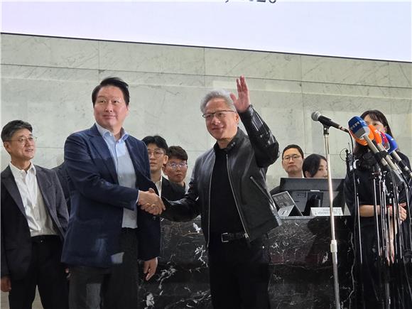 SK, ‘메모리 공급사’서 AI 파트너로…젠슨 황-최태원 밀월 강화