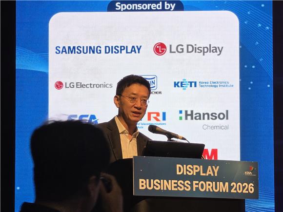 “AI 시대 해법은 OLED”…한·중 디스플레이 ‘격전’