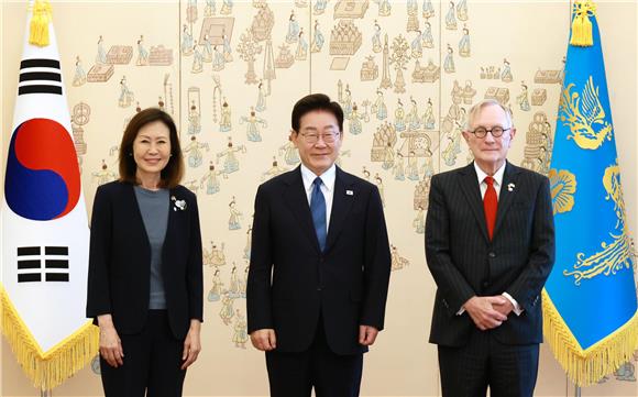 <b>이 대통령</b>, 미셸 <b>스틸</b> 미국 대사와 첫 <b>대면</b>