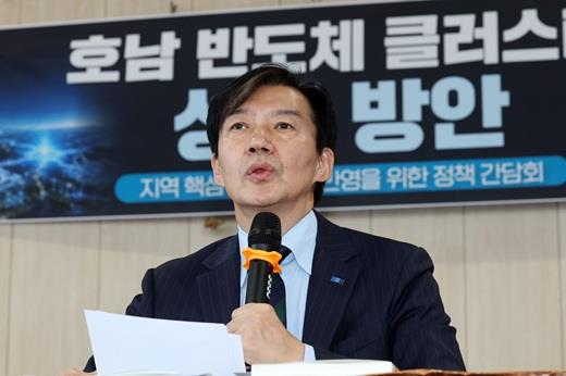조국 "이 대통령 SNS 취지 따라 멸칭·갈라치기 중단해야" - 뉴스 썸네일 이미지